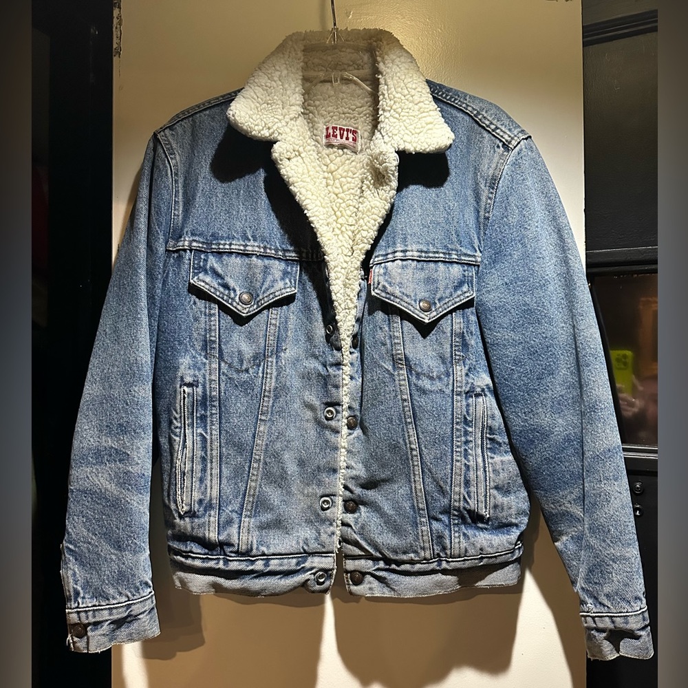 Oversized vintage Levi’s jean jacket I’d say size medium that runs big fur lined